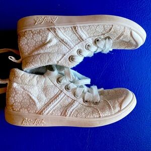 Girls med top white daisy sneaker by Valara B K size 1 M great condition